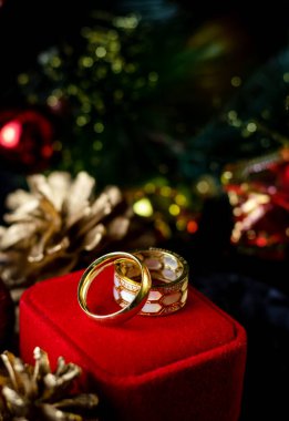 Kırmızı kutuda altın bir yüzük, kadınlar için hediyeler, kadınlar için hediye, Noel hediyesi 