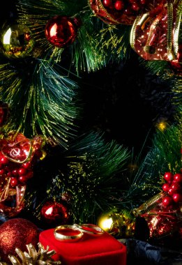 Kırmızı kutuda altın bir yüzük, kadınlar için hediyeler, kadınlar için hediye, Noel hediyesi 