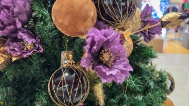 Kozalaklı ve kozalaklı Noel ağacı