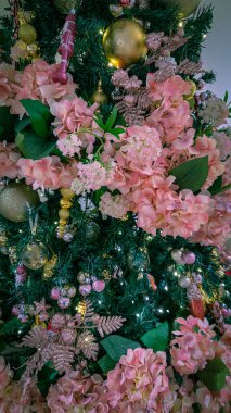 Noel ağacı ve süslemeler