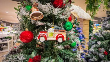 Noel ağacı ve süslemeler