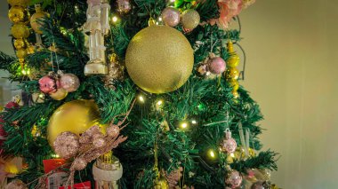 Noel ağacı ve süslemeler