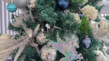 Noel ağacı ve süslemeler