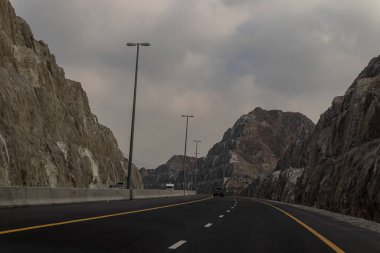 Dağlarda yol