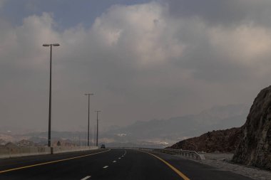 Hurfakkan 'a giden dağ yolu, dağdaki otoyol.