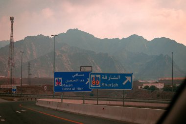 Khorfakkan dağ yolu, yol işareti