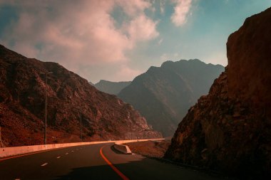 Dağların arasından dağlara giden yol..