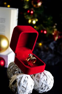 Hediye kutusu ve altın parıltısıyla Noel ağacı