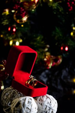 Hediye kutusuyla noel ağacı ve siyah arka planda altın parıltısı