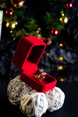 Hediye kutulu Noel ağacı ve beyaz arka planda köknar dalı