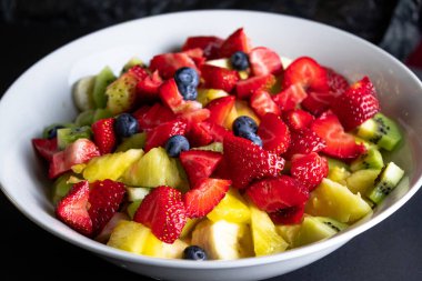 Meyve ve meyveli taze meyve salatası.