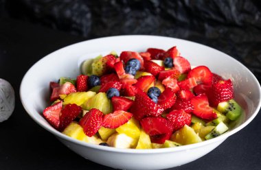 Çilekli taze meyve salatası, kivi, yabanmersini ve meyve.