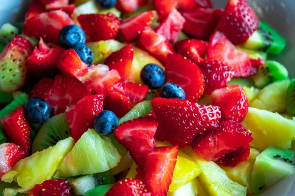 水果和浆果新鲜水果沙拉 — 图库照片