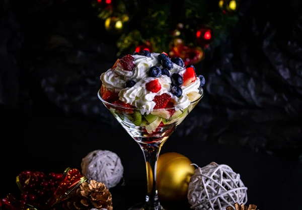 kase çilek ve krema biraz şeker ile görev yaptı.