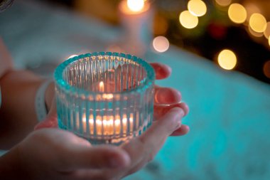 bir Noel top tutan el