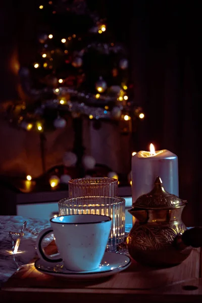 Stół Bożonarodzeniowy Świecami Filiżanką Herbaty Tle Kominka — Zdjęcie stockowe