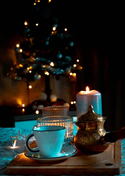 Choinka Świeczkami Filiżanką Herbaty Stole — Zdjęcie stockowe