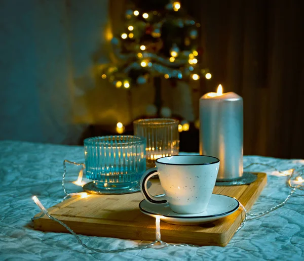 Świąteczna Kompozycja Filiżanką Herbaty Świec Stole — Zdjęcie stockowe