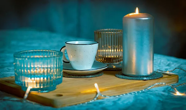 Kerzen Kerzen Brennend Auf Einem Holztisch — Stockfoto