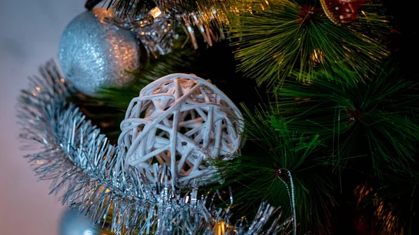 Χριστουγεννιάτικο Δέντρο Διακοσμήσεις Λευκό Φόντο — Φωτογραφία Αρχείου