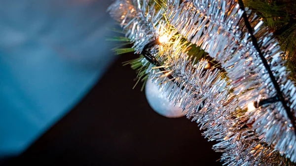 Árvore Natal Com Neve Fundo Janela — Fotografia de Stock