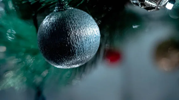 ボールと雪でクリスマスの背景 — ストック写真
