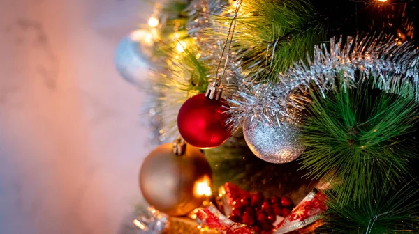 飾りや玉付きのクリスマスツリー — ストック写真