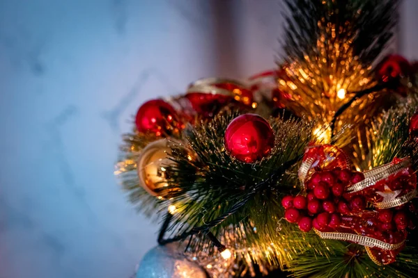 Albero Natale Con Decorazioni Palline Sfondo Legno — Foto Stock
