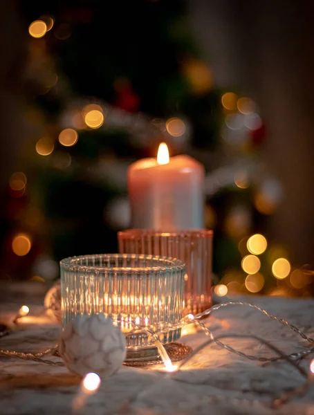 Noel Mumları Mumlar Masanın Üstünde — Stok fotoğraf
