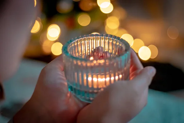 Zbliżenie Ręki Trzymającej Lampę Świąteczną — Zdjęcie stockowe