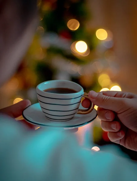 Woman Holding Cup Tea Christmas Tree Rechtenvrije Stockfoto's