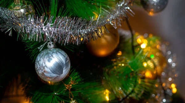 靴の中のキャンドルや女性の足でクリスマスの装飾 — ストック写真