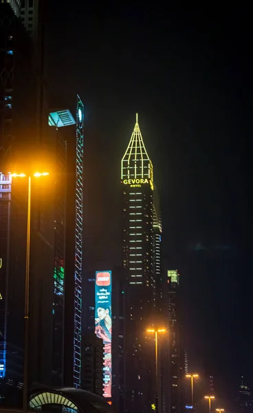 Akşam Karanlığında Şehrin Manzarası — Stok fotoğraf
