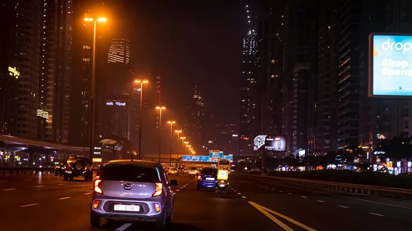 Gece Şehirde Trafik Vardı — Stok fotoğraf