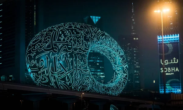 Mavi ve beyaz ışıklı soyut arkaplan