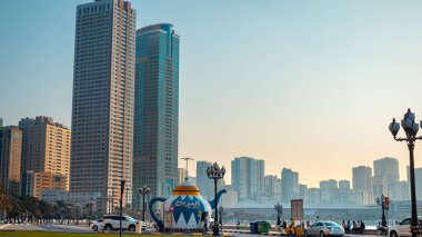 Sharjah, uae-june, 2022: Sahildeki modern binalar