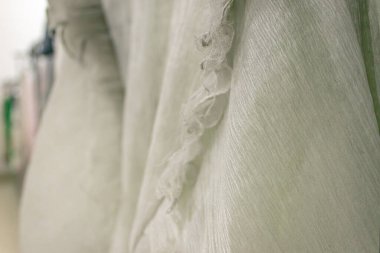 Kadın desenli beyaz kumaş.