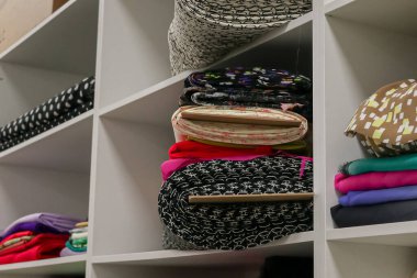 Farklı renk ve aksesuarlara sahip giyim mağazası