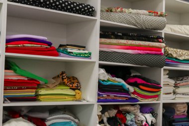 Elbise mağazasının içinde giysi var.