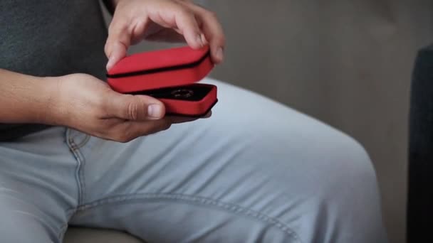 Man Gives Gift Girl Gold Jewelry Red Box Gold Chain — Video
