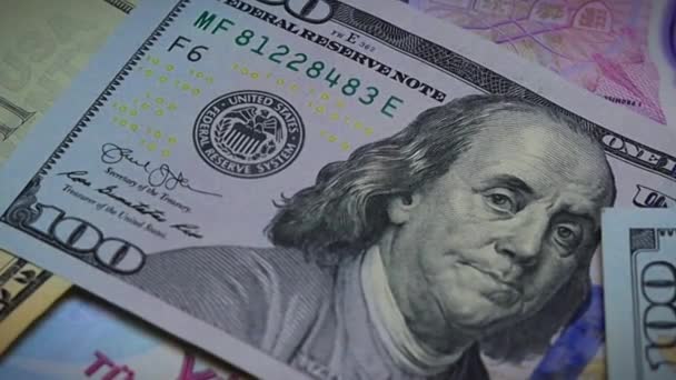 100美元 100土耳其里拉 500迪拉姆的纸钞混在桌上 — 图库视频影像