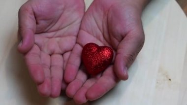 Kadın için Sevgililer günü hediye