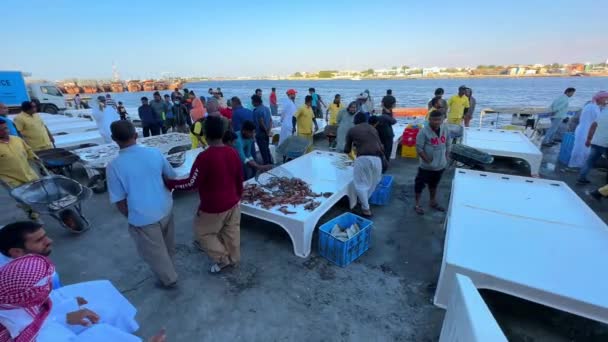 Рибний Ринок Свіжі Риби Люди Торгують Рибою Вулиці — стокове відео