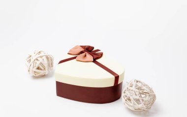 Beyaz arkaplanda kırmızı kurdeleli hediye kutusu