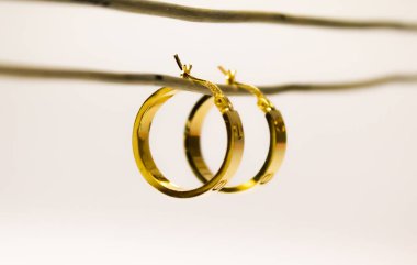 Beyaz arkaplanda altın yüzükler