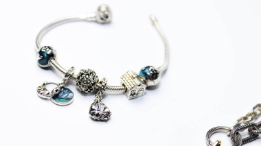 Beyaz arkaplanda mücevher ve aksesuarlar