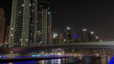 Dubai şehri manzarası, Birleşik Arap Emirlikleri, bulutlu bir akşamda