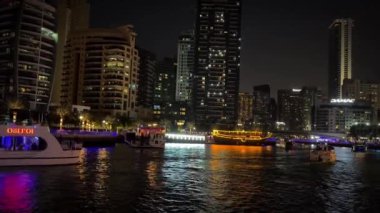 Dubai şehir silüetinin manzarasına