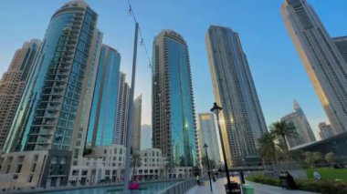 Dubai, uae-Mart 27, 2018: Güneşli bir günde modern ofis binaları, gökdelenler, şehir