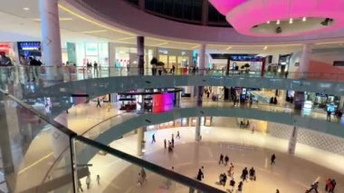 Dubai alışveriş merkezi, alışveriş merkezinde kalabalık insanlar.